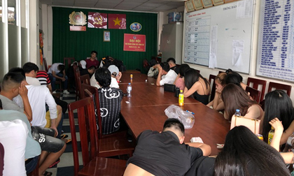 Công an đột kích quán bar ở Tân Phú, trăm người tháo chạy Công an đột kích quán bar ở Tân Phú, trăm người tháo chạy