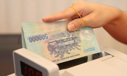 SỐC: Lãi suất gửi tiết kiệm chỉ còn 1,9%/năm