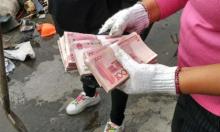 Người chồng vứt gần 200 triệu vì tưởng nhầm là rác, nhân viên vệ sinh lục tung hơn 10 tấn rác thì thấy điều bất ngờ Người chồng vứt gần 200 triệu vì tưởng nhầm là rác, nhân viên vệ sinh lục tung hơn 10 tấn rác thì thấy điều bất ngờ