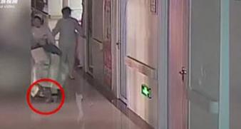 Sinh ra trên xe lăn, em bé Trung Quốc bị y tá kéo lê hơn 10m Sinh ra trên xe lăn, em bé Trung Quốc bị y tá kéo lê hơn 10m