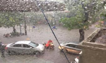 Hà Nội “thất thủ” trong trận mưa lớn Hà Nội “thất thủ” trong trận mưa lớn