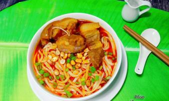 Vợ nấu mì Quảng thịt heo cho bữa sáng, chồng ăn hoài chẳng thấy chán Vợ nấu mì Quảng thịt heo cho bữa sáng, chồng ăn hoài chẳng thấy chán