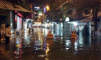 Hà Nội: Mưa như thác đổ, nhiều tuyến phố biến thành sông Hà Nội: Mưa như thác đổ, nhiều tuyến phố biến thành sông