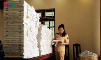 Bắt vụ vận chuyển gần 6.000 bao thuốc lá lậu bằng xe khách Bắt vụ vận chuyển gần 6.000 bao thuốc lá lậu bằng xe khách