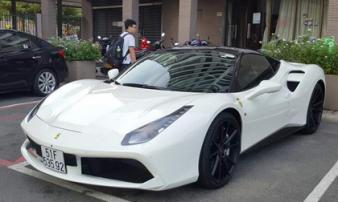 Cận cảnh Ferrari 488 GTB của thiếu gia Hà Nội Cận cảnh Ferrari 488 GTB của thiếu gia Hà Nội