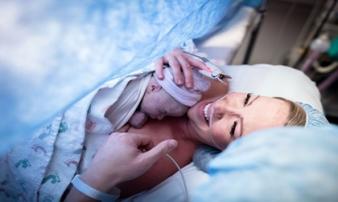 Bộ ảnh sinh mổ hiếm hoi của bà mẹ 'đi đẻ được cả bệnh viện hát chúc mừng' Bộ ảnh sinh mổ hiếm hoi của bà mẹ 'đi đẻ được cả bệnh viện hát chúc mừng'