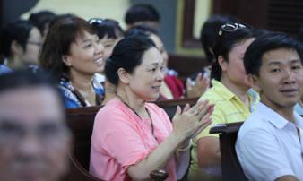 Người thân của Phương Nga vỗ tay khi tòa cho rằng lời khai của ông Mỹ có nhiều mâu thuẫn Người thân của Phương Nga vỗ tay khi tòa cho rằng lời khai của ông Mỹ có nhiều mâu thuẫn