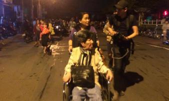 Vụ cháy nổ tại cảng Sài Gòn: Người già trẻ nhỏ hối hả ôm tài sản chạy ra ngoài, chờ dập lửa Vụ cháy nổ tại cảng Sài Gòn: Người già trẻ nhỏ hối hả ôm tài sản chạy ra ngoài, chờ dập lửa