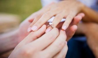 Trong hôn nhân, thứ mà người ta ràng buộc nhau chẳng phải là tờ hôn thú, mà chính là cái nhẫn cưới Trong hôn nhân, thứ mà người ta ràng buộc nhau chẳng phải là tờ hôn thú, mà chính là cái nhẫn cưới