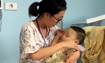 Lộ diện người bỏ lại BV bé trai 14 tháng bị bạo hành dã man Lộ diện người bỏ lại BV bé trai 14 tháng bị bạo hành dã man