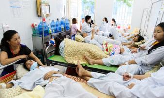 Hà Nội: Bệnh nhân sốt xuất huyết nằm la liệt ở bệnh viện Bạch Mai Hà Nội: Bệnh nhân sốt xuất huyết nằm la liệt ở bệnh viện Bạch Mai
