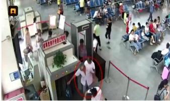 Người đàn ông TQ xách vali 2 cánh tay người đi xe buýt về quê Người đàn ông TQ xách vali 2 cánh tay người đi xe buýt về quê