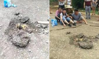 Cô bé 4 tuổi mất tích suốt 2 ngày, gia đình bàng hoàng nhận thi thể con ở gần khu công trường đang xây dựng Cô bé 4 tuổi mất tích suốt 2 ngày, gia đình bàng hoàng nhận thi thể con ở gần khu công trường đang xây dựng