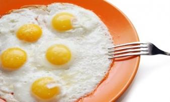 Ăn trứng gà kiểu này chẳng khác nào tự đầu độc cả gia đình Ăn trứng gà kiểu này chẳng khác nào tự đầu độc cả gia đình