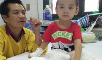 Nụ cười trở lại với cậu bé 4 tuổi mất 2 chân sau vụ sạt lở đất kinh hoàng ở Sơn La Nụ cười trở lại với cậu bé 4 tuổi mất 2 chân sau vụ sạt lở đất kinh hoàng ở Sơn La