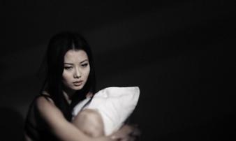 Mỗi lần lén trốn chồng gặp người đàn ông trong mộng ấy, tôi mới thấy lẽ sống và hi vọng Mỗi lần lén trốn chồng gặp người đàn ông trong mộng ấy, tôi mới thấy lẽ sống và hi vọng