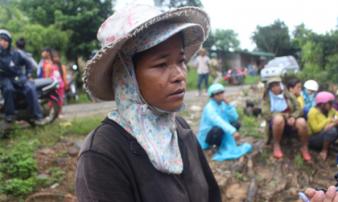 Nổ bom thảm khốc ở Khánh Hòa: Nước mắt hòa nước mưa đưa tiễn Nổ bom thảm khốc ở Khánh Hòa: Nước mắt hòa nước mưa đưa tiễn