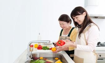 Nàng dâu tương lai không hề biết dọn dẹp, nấu ăn nhưng mẹ chồng lại rất ưng ý vì lí do đặc biệt này Nàng dâu tương lai không hề biết dọn dẹp, nấu ăn nhưng mẹ chồng lại rất ưng ý vì lí do đặc biệt này