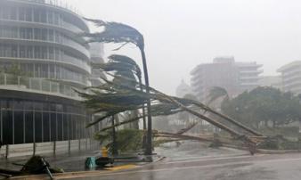 Siêu bão 'quái vật' Irma đổ bộ vào Mỹ, sóng cao 5 mét tạt bờ Siêu bão 'quái vật' Irma đổ bộ vào Mỹ, sóng cao 5 mét tạt bờ