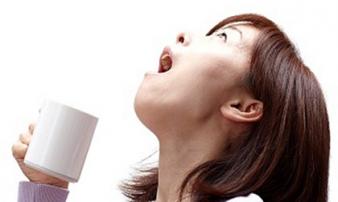 Súc miệng bằng nước muối theo kiểu này hại cơ thể hơn cả mắc ung thư vòm họng Súc miệng bằng nước muối theo kiểu này hại cơ thể hơn cả mắc ung thư vòm họng