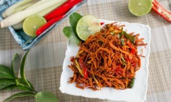Cách làm gà khô xé cay đơn giản trong 5 bước Cách làm gà khô xé cay đơn giản trong 5 bước