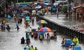 Bão vừa đổ bộ, người dân Philippines ngụp lặn trong nước lũ Bão vừa đổ bộ, người dân Philippines ngụp lặn trong nước lũ