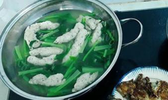 Chồng chăm vào bếp là hay, cô vợ này bao năm dở khóc dở cười với tác phẩm 'nổi lềnh phềnh' chồng nấu Chồng chăm vào bếp là hay, cô vợ này bao năm dở khóc dở cười với tác phẩm 'nổi lềnh phềnh' chồng nấu