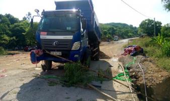 Bố mẹ ngăn cản thi công, con gái lao ra can ngăn bị xe ben cán chết Bố mẹ ngăn cản thi công, con gái lao ra can ngăn bị xe ben cán chết