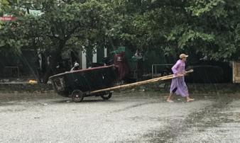 Ảnh: Người dân hối hả chằng nhà, tháo mái tôn hàng loạt để tránh bão Ảnh: Người dân hối hả chằng nhà, tháo mái tôn hàng loạt để tránh bão