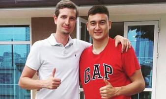 Thủ môn Văn Lâm xuất hiện vui vẻ bên bác sĩ tuyển Việt Nam Thủ môn Văn Lâm xuất hiện vui vẻ bên bác sĩ tuyển Việt Nam