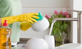 Rửa bát kiểu này không khác nào đang tự đưa cả nhà ra nghĩa địa sớm Rửa bát kiểu này không khác nào đang tự đưa cả nhà ra nghĩa địa sớm