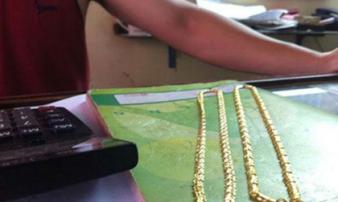 Cướp thản nhiên dùng kìm cắt vòng vàng trên cổ nạn nhân Cướp thản nhiên dùng kìm cắt vòng vàng trên cổ nạn nhân