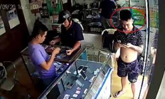 HN: Hỏi mua điện thoại, giả vờ chụp ảnh rồi cướp iPhone bỏ chạy HN: Hỏi mua điện thoại, giả vờ chụp ảnh rồi cướp iPhone bỏ chạy