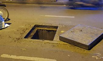 Hố ga nổ tung trên phố SG, khói lửa bốc lên cuồn cuộn Hố ga nổ tung trên phố SG, khói lửa bốc lên cuồn cuộn