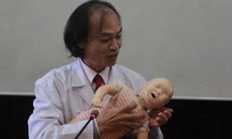 Làm gì khi con bị sốt cao, co giật, ngừng thở? Làm gì khi con bị sốt cao, co giật, ngừng thở?