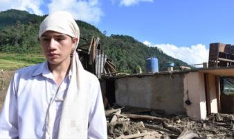 Chết lặng sau cuộc gọi: 'Cậu ơi về ngay đi, nhà 5 người bị lũ cuốn hết rồi' Chết lặng sau cuộc gọi: 'Cậu ơi về ngay đi, nhà 5 người bị lũ cuốn hết rồi'