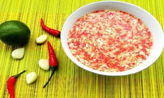 3 cách pha nước chấm nem rán ngon, ăn xong vẫn thòm thèm 3 cách pha nước chấm nem rán ngon, ăn xong vẫn thòm thèm