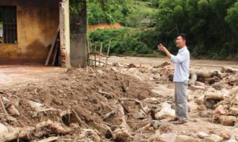 Thầy giáo thoát nạn trong mưa lũ: 'Tôi không tin mình còn sống' Thầy giáo thoát nạn trong mưa lũ: 'Tôi không tin mình còn sống'