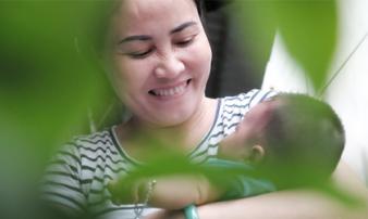 Nhặt được em bé sơ sinh trước cổng chùa, người phụ nữ giúp việc mang về nuôi nấng yêu thương Nhặt được em bé sơ sinh trước cổng chùa, người phụ nữ giúp việc mang về nuôi nấng yêu thương