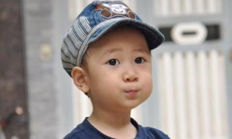 Cuộc chiến ung thư tàn khốc của cậu bé mang tên “Bão” Cuộc chiến ung thư tàn khốc của cậu bé mang tên “Bão”