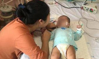 Mẹ bé gái bại não sau mũi tiêm của y sĩ làng: “Tôi ân hận vì đã thiếu hiểu biết” Mẹ bé gái bại não sau mũi tiêm của y sĩ làng: “Tôi ân hận vì đã thiếu hiểu biết”