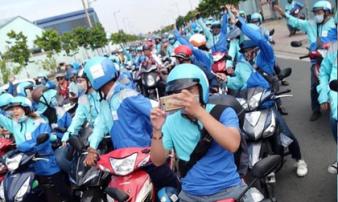 Hàng trăm tài xế tập trung diễu hành khắp đường phố Sài Gòn trong ngày Uber bị xóa sổ Hàng trăm tài xế tập trung diễu hành khắp đường phố Sài Gòn trong ngày Uber bị xóa sổ