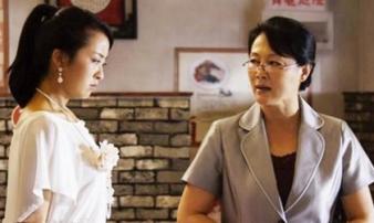 Mẹ chồng vừa ném trả vàng vừa nhiếc con dâu 'hồi môn cũng giả', nào ngờ cô nói một câu khiến bà im bặt Mẹ chồng vừa ném trả vàng vừa nhiếc con dâu 'hồi môn cũng giả', nào ngờ cô nói một câu khiến bà im bặt