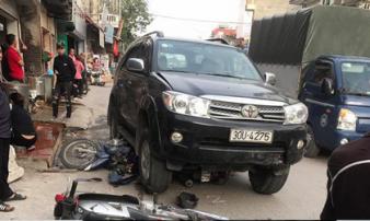 Vụ xe 'điên' gây tai nạn thương tâm ở Hà Nội: Mẹ gãy chân nằm viện không hay biết con gái 7 tuổi đã mất Vụ xe 'điên' gây tai nạn thương tâm ở Hà Nội: Mẹ gãy chân nằm viện không hay biết con gái 7 tuổi đã mất