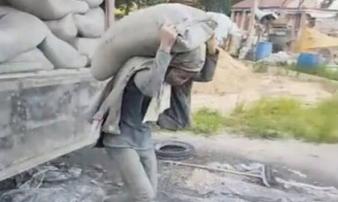 Cô gái 27 tuổi mỗi ngày vác 20 tấn xi măng và câu chuyện cay đắng đằng sau khiến ai cũng mủi lòng Cô gái 27 tuổi mỗi ngày vác 20 tấn xi măng và câu chuyện cay đắng đằng sau khiến ai cũng mủi lòng
