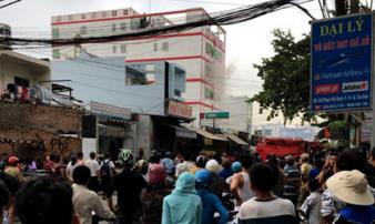 Nhiều người chạy thục mạng khỏi khách sạn cháy ngùn ngụt ở Sài Gòn Nhiều người chạy thục mạng khỏi khách sạn cháy ngùn ngụt ở Sài Gòn