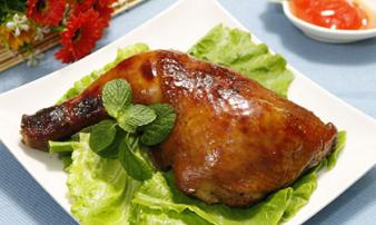 Gà quay giấy bạc thơm lừng, da giòn thịt ngọt mà lại đơn giản vô cùng Gà quay giấy bạc thơm lừng, da giòn thịt ngọt mà lại đơn giản vô cùng