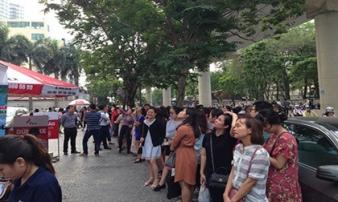 Hà Nội: Cháy căn hộ trên tầng 7 chung cư mặt đường Xuân Thủy, nhiều người hốt hoảng Hà Nội: Cháy căn hộ trên tầng 7 chung cư mặt đường Xuân Thủy, nhiều người hốt hoảng