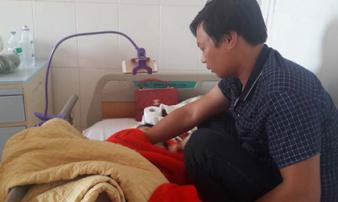 Giáo viên lùi ôtô làm chết HS: 1 em suýt bị chèn qua người lần nữa Giáo viên lùi ôtô làm chết HS: 1 em suýt bị chèn qua người lần nữa