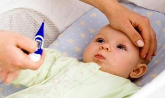 Cha mẹ hại con khi làm những điều này lúc trẻ bị sốt Cha mẹ hại con khi làm những điều này lúc trẻ bị sốt